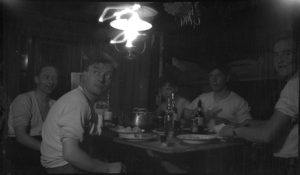 En vennegjeng på skitur i Suldal i vekslende vær. De er innom flere støler og overnattingshytter, bl.a. turistforeningshytta i Stranddalen. Noen ganger er klærne deres hvite av snø. Det er mye snø i fjellet og de må grave seg inn til hyttene. I den ene hytta lytter de til radio og studerer et gevær. Bilde nr. 6 viser en som smører skiene sine.