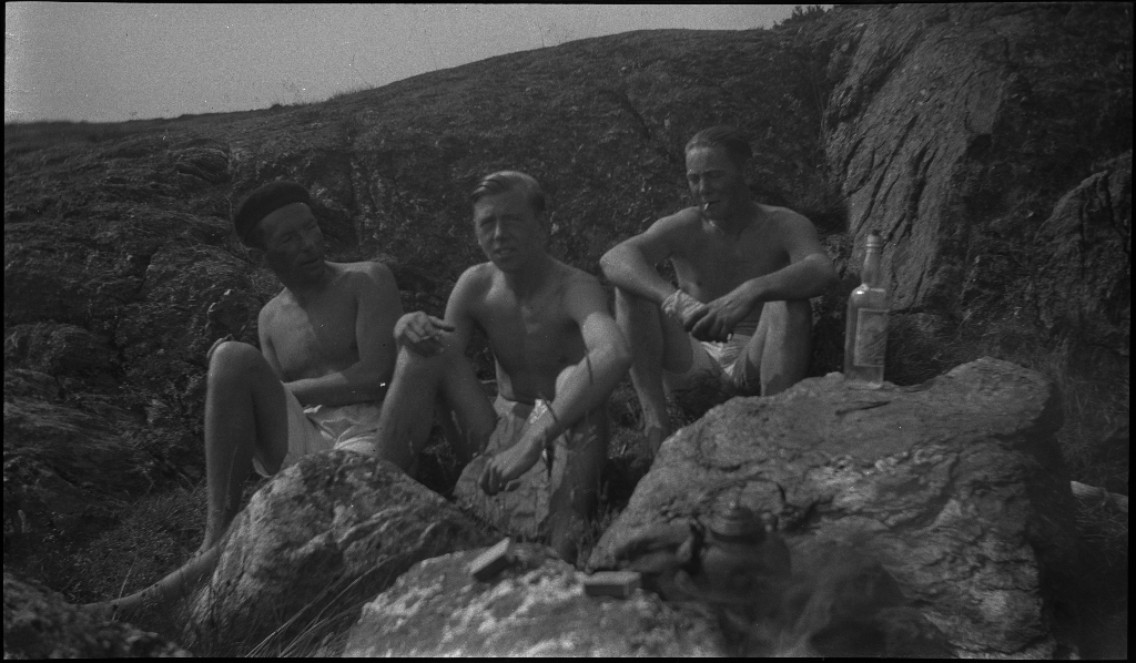 Lindtner (t.h.), Arne Johannessen (midten) og Otto Olsen (t.h) sitter mellom noen berg på bilde nr. 1. På de andre bildene er det bilde av en færing med seil og en nordlandsbåt og vennene som bader.