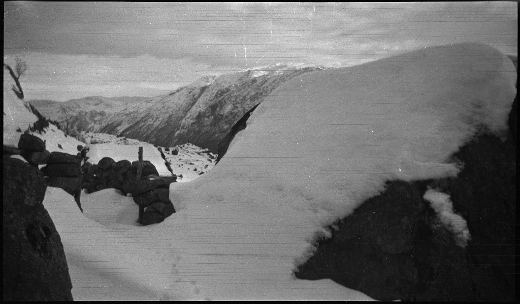 Bilder fra en skitur fra Bratteli ved Lysefjorden med Lindtner og Arne Johannessen. Det er bilder av landskapet og skigåingen og av en stor gjeng med unge menn foran en hytte. Det er også bilder fra et lite bruk med geiter ute i snøen.