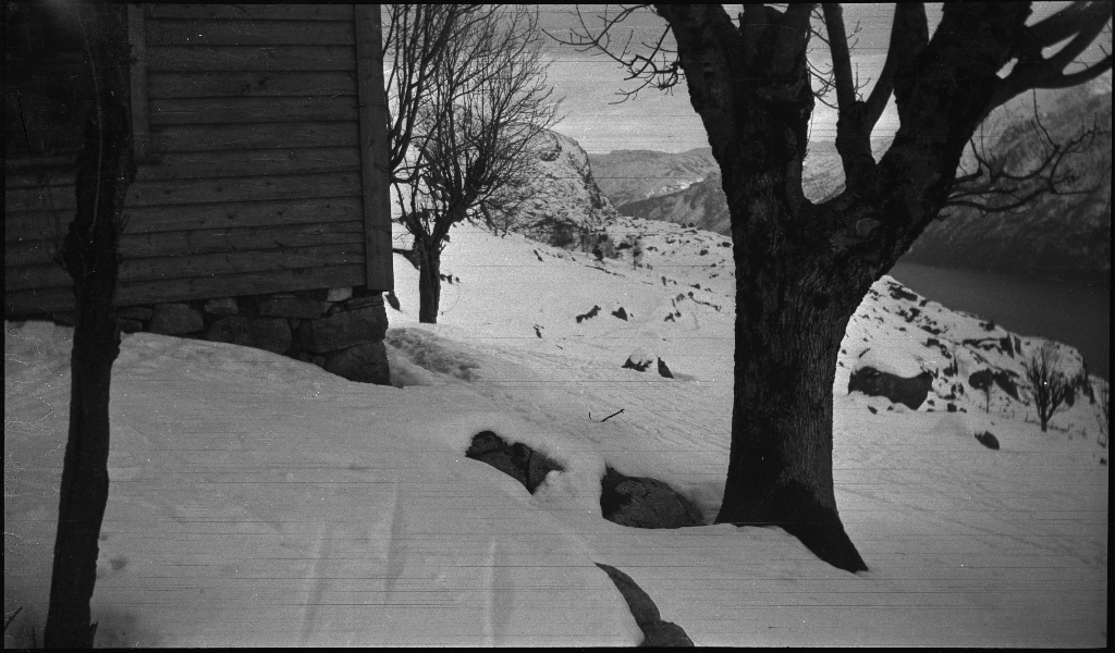 Bilder fra en skitur fra Bratteli ved Lysefjorden med Lindtner og Arne Johannessen. Det er bilder av landskapet og skigåingen og av en stor gjeng med unge menn foran en hytte. Det er også bilder fra et lite bruk med geiter ute i snøen.