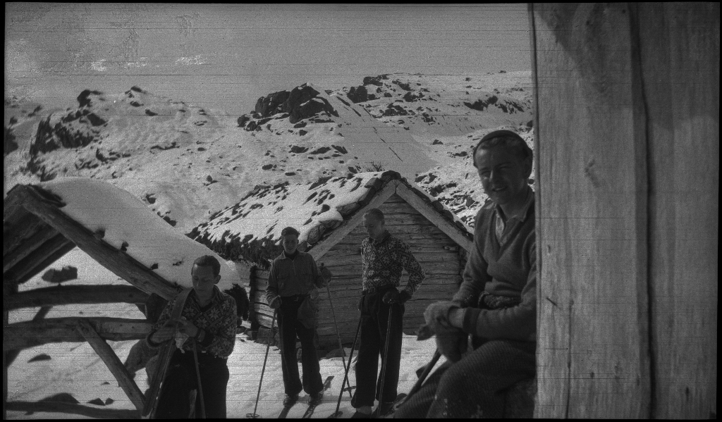Fire unge menn på skitur påsken 1936. De har laget en bil av snø med bobleform (kanskje inspirert av Porsche Typ 1 fra 1935). Det er også bilder fra flere fjelltopper, fra skigåing og fra ei turisthytte.