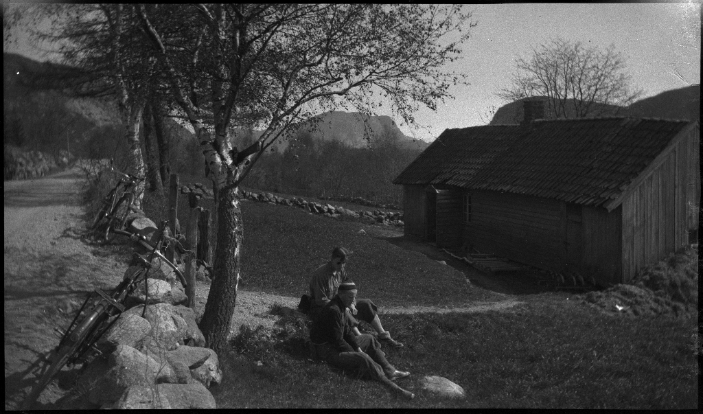 Arne Rasmussen og Korsvold på tur mellom Høle ved Høgsfjorden og Dansen, i innlandet vest for Høle. Det er bilder fra bading, klatring, kyr, landskap og bygder.