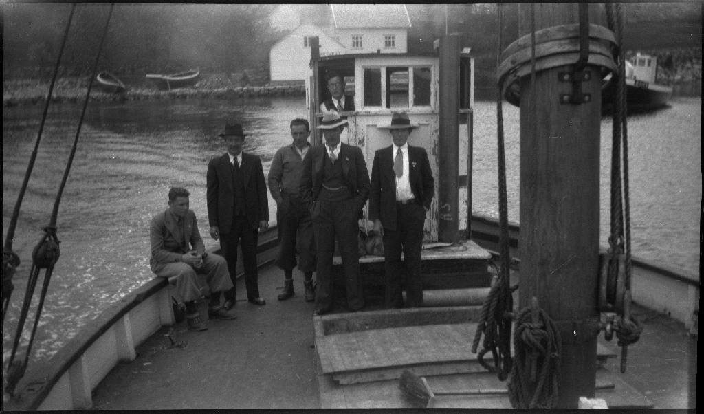 Tre gutter/unge menn på tur på Halsnøy og Finnøy. Det er bilder fra at transporten med ei skøyte og fra små fjellturer. Det ligger mange små dampskip langs havna på bilde nr. 4.