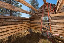 Bilde tatt under arbeidet med å sette opp buret på Daniel Mo