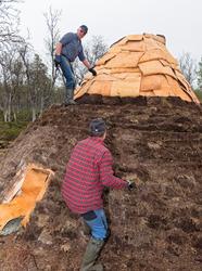 Bilde tatt i forbindelse med legging av torv på gamme. Fra g