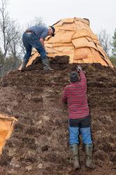 Bilde tatt i forbindelse med legging av torv på gamme. Fra g