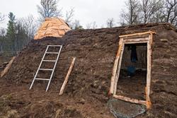 Bilde tatt i forbindelse med legging av torv på gamme. Fra g