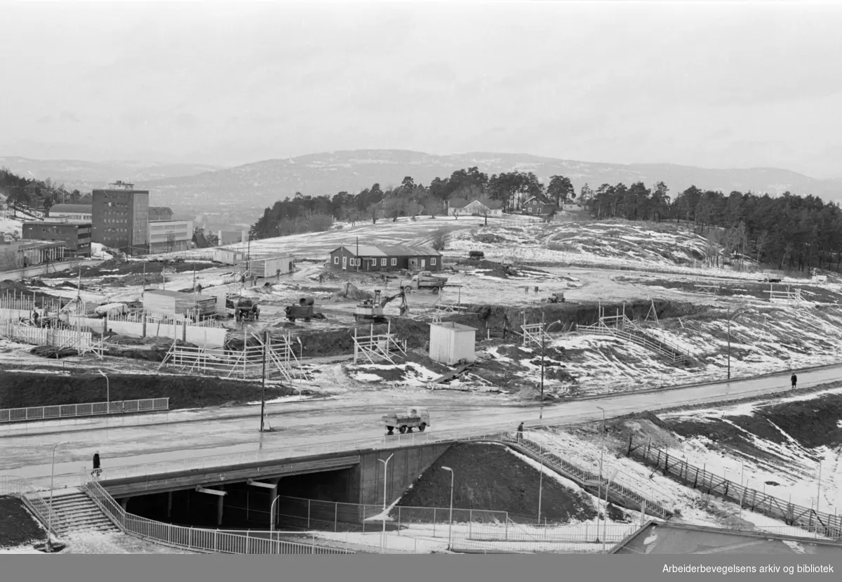 Ryenkrysset. Det nye verkstedet for Harald A. Møller bygges mellom Enebakkveien og Europaveien. Januar 1965