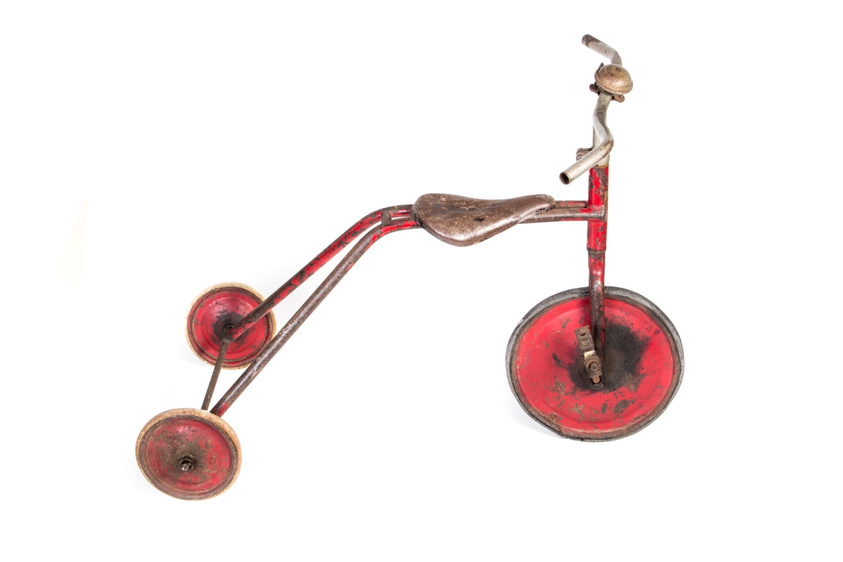 Trehjulsykkel til barn med sykkelsete av stål og ringebjelle på styret.
