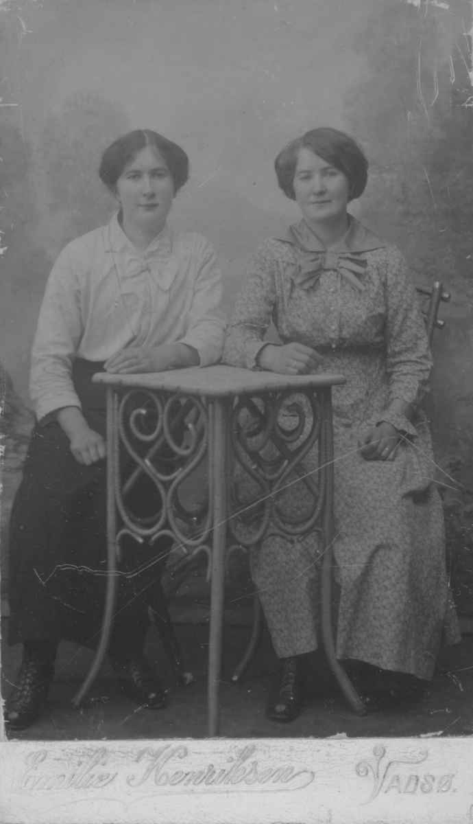 Album med portrettbilder. Albumet har tilhørt Aksel Konrad Mikkola og hans hustru Kathinka Marie, f. Mikkelsen. Det er nå i Solbjørg Mikkolas eie. Navnene til de portretterte er for en stor del ukjente, men mange er fra Neiden og Sør-Varanger. Kathinka kom opprinnelig fra Lofoten, og en del av bildene viser hennes familie i Nordland