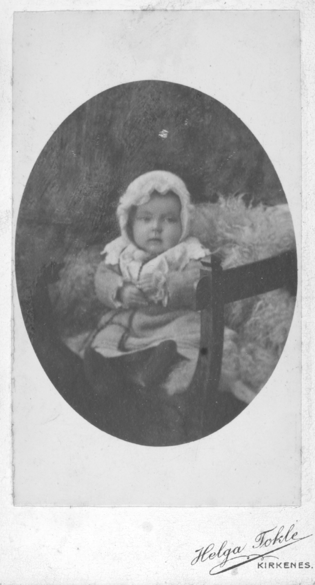 Album med portrettbilder. Albumet har tilhørt Aksel Konrad Mikkola og hans hustru Kathinka Marie, f. Mikkelsen. Det er nå i Solbjørg Mikkolas eie. Navnene til de portretterte er for en stor del ukjente, men mange er fra Neiden og Sør-Varanger. Kathinka kom opprinnelig fra Lofoten, og en del av bildene viser hennes familie i Nordland