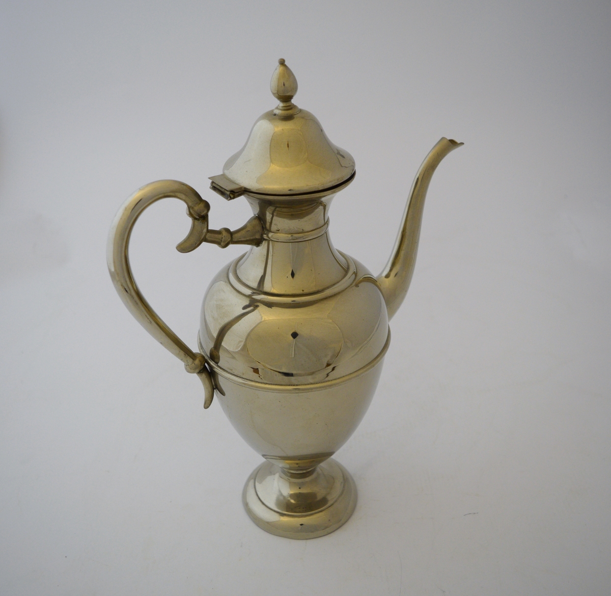 Kaffesett i sølvplett. Består av kaffekanne, fløtemugge, sukkerskål og brett. Inngravert takkehilsen til familien som i mars 1924 tok i mot ferdafolk og tjenestemenn fra Setesdalsbanen. Det herjet et veldig snøvær i Sør-Norget. Toget fra Byglandsfjord kl 05:45 hadde store utfordringer nedover mot Kristiansand. Ved Homevassevja ble det helt stopp på grunn av de store snømengdene. Her lå det ett eneste hus, vokterboligen hvor familien Bjørndal bodde. De var vant til å snø inne, og hadde ekstra forråd av mel og poteter. De tok i mot 20 mennesker fra det innesnødde toget, og serverte dem mat i tre dager fram til ryddemannskapene hadde spadd ut toget. I takknemlinghet ble det samlet inn penger, 60 kroner, og dette settet ble kjøpt inn og takkehilsen gravert inn. Historien var omtalt i boken "Fra gamp til damp" og noen år sender ble kaffesettet gitt i gave til museumsjernbanen.