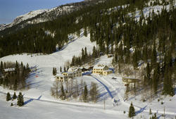 Vestre Gausdal, Strand Fjellstue. To, toetasjes, hvite bygni
