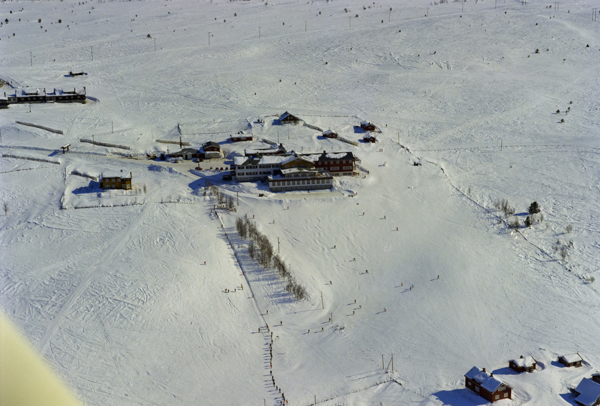 Sør-Fron, Wadahl høyfjellshotell, vinterlandskap, skiløpere