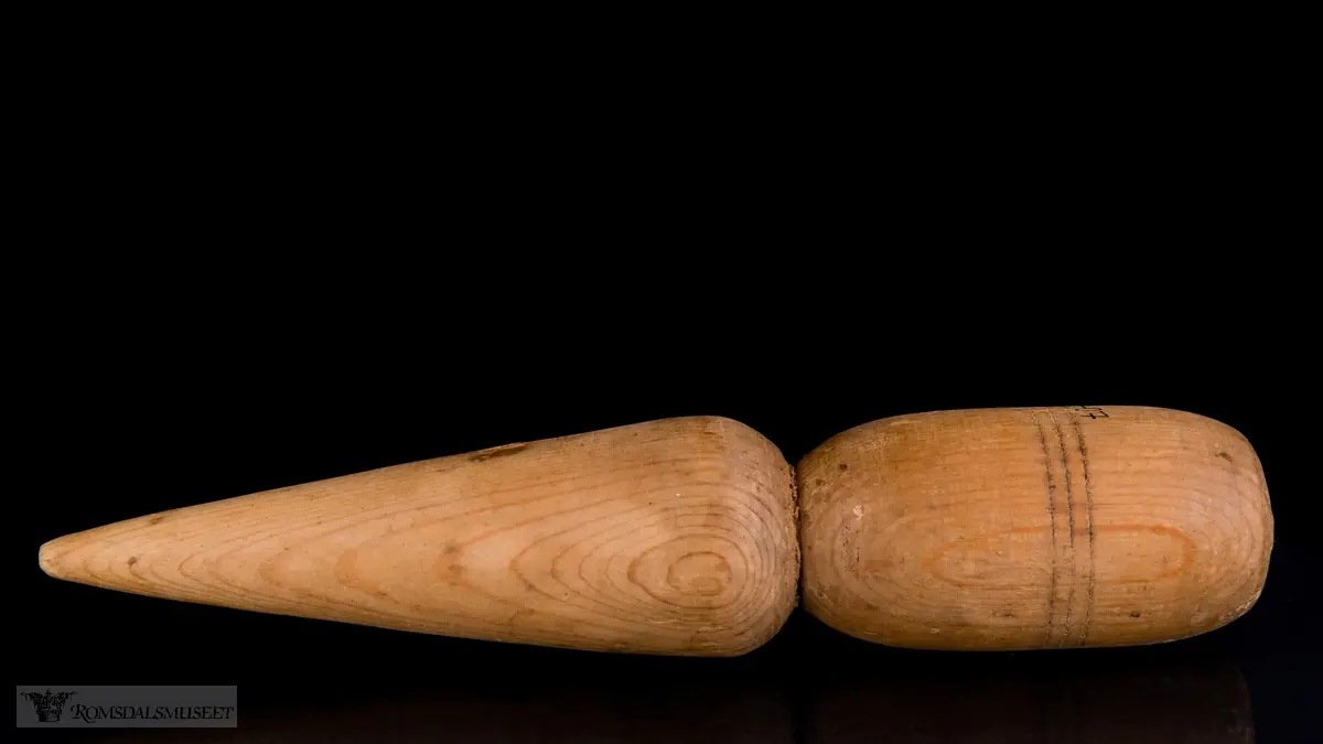 Dreid trepinne som er avrundet i bakkant og kjegleformet i enden. Til å forme krumkaker med.