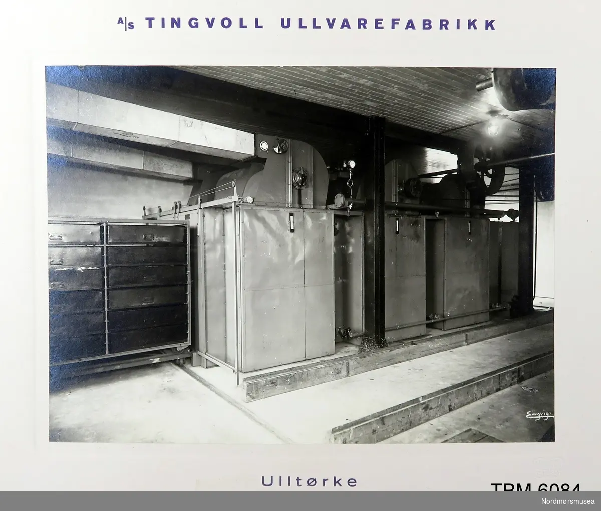 Fire fotografi på kartong av interiør på Tingvoll Ullvarefabrikk.
Bilda er tatt av J.O. Engvig, Kristiansund