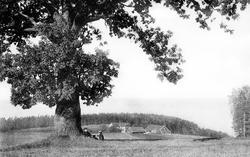 Rambergeika, Jeløy, Moss,  i forgrunnen, gården Søndre Rambe