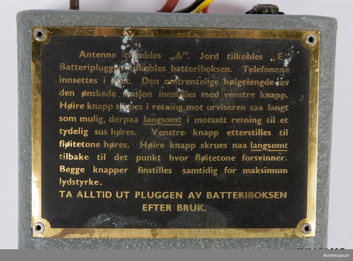 Radiomottagare med tillhörande originalkartong samt två uppsättningar hörsnäckor och batteribox. Påklistrad märkning "Gunnar Isberg, Länsstyrelsen Luleå", även om han själv hävdade att den ursprungligen tillhörde Birger.

Se referenser och länkade filer: "Inskrivningsbok" där det står angivet tjänstgöring 1/11 1944-31/5 1945, 210 dagar, Fst, Spec.uppdrag, Fst. sekt. II, C-byrån.
