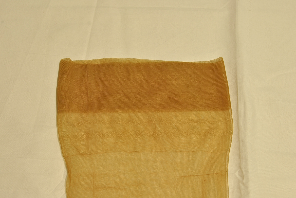 2 stykk nylonstrømper. A og B