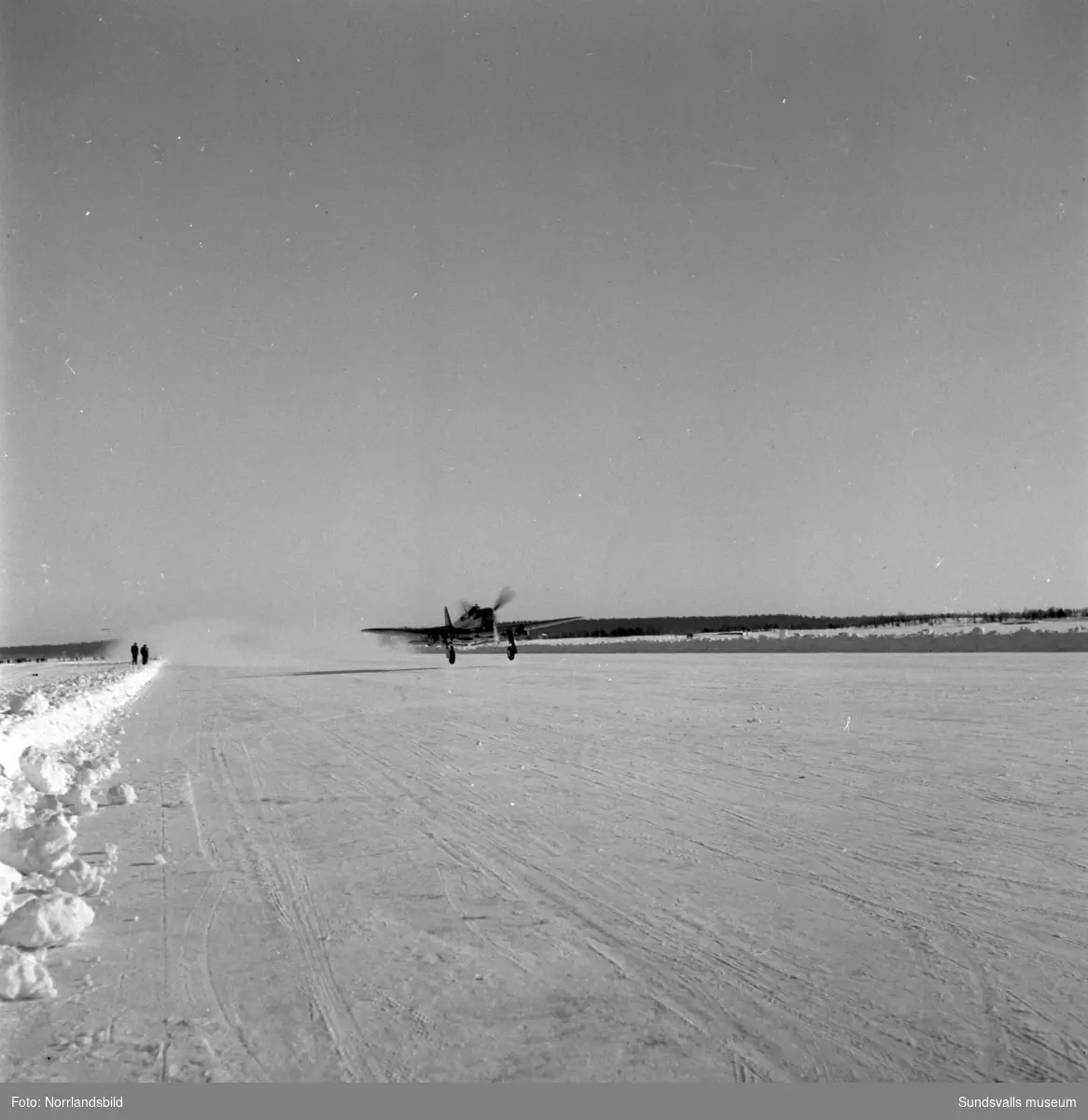 Vinterbilder från Midlanda flygplats med mindre plan. Segelflyg?