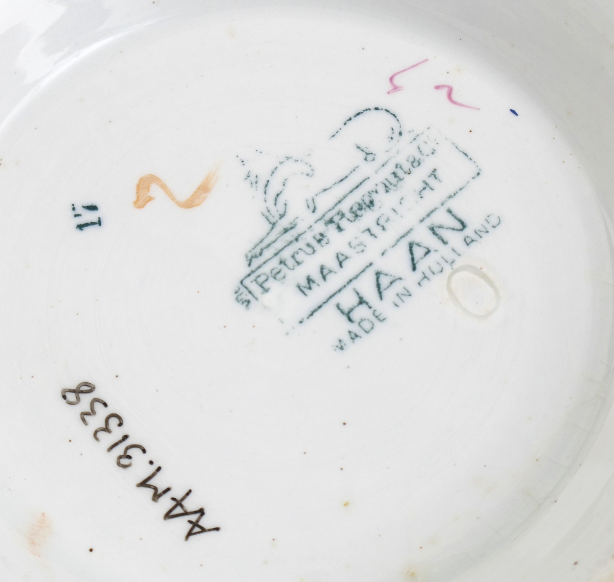 Hane, gress, blomster, gjerde