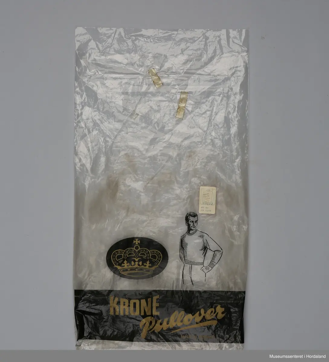 Høghalsa ullgenser/islender i svart, brunt og kvitt, med stripete vrangborder.