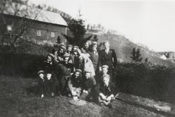 Rødruss i Harstad. Fjøs i bakgrunnen.