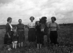 Gruppebilde. Familien Stenbakk med hest?