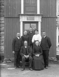 klær, personer, husinngang, familie?