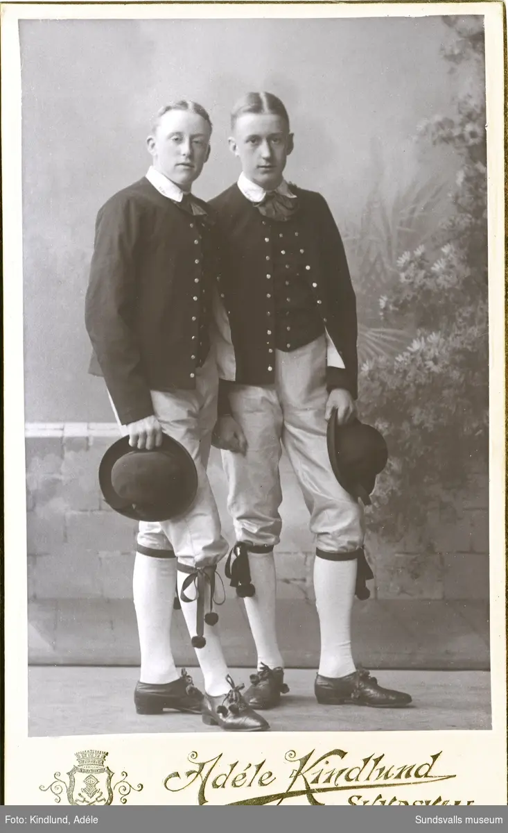 Bröderna Oscar (t v) och Nils Knaust iklädda folkdräkter. Oscar blev senare hotellchef för hotell Knaust och Nils blev kemiingenjör för Fosfatbolaget i Ljungaverk.