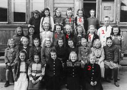 Jenteklasse fra Vardø folkeskole i 1947. Klasseforstander va