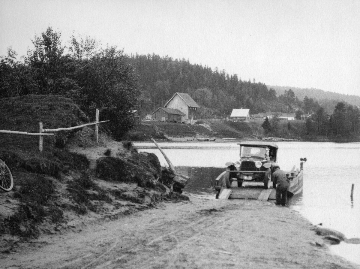 Fotoalbum etter fotograf Johan Erling Schjerven. Fotografier dokumenterer Schjervens reise med bil i Telemark sommeren 1928. Eksteriør bilder, samferdsel, veinett og topografi. Turen gikk bl.a. til Seljord, Dalen, Haukeli, Hordasvingen,Dyrskar, Røldal, Heddal. Ett inventar bilde fra Dalen Hotel. To kvinner sittende i salong, Aagot og Margot Knudsen 03.07.1928.