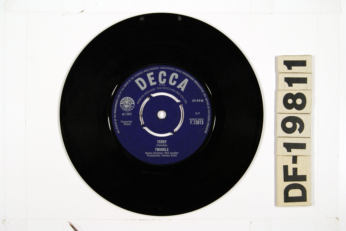 "Platen har sammen med en større samling grammofoner, plater og radioutstyr tilhørt en privatperson i Egersund."

Vinylsingel med papircover.