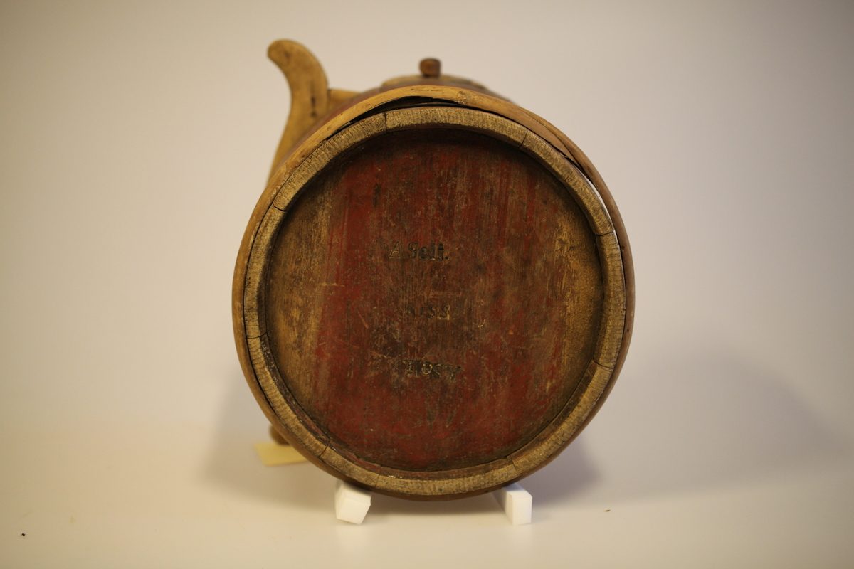 Lagget med 2 gjorder, men den øverste er borte. Bevegelig tverrhank med tretapper, to ører og innfelt bunn. Formen er rund, sylinderformet, uten lokk eller ben. Har vært påmalt rød farge. Brukt til melk.