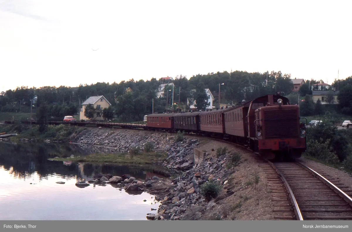 Finneid stasjon hvor diesellokomotivet SAULO skifter sammen tog 56