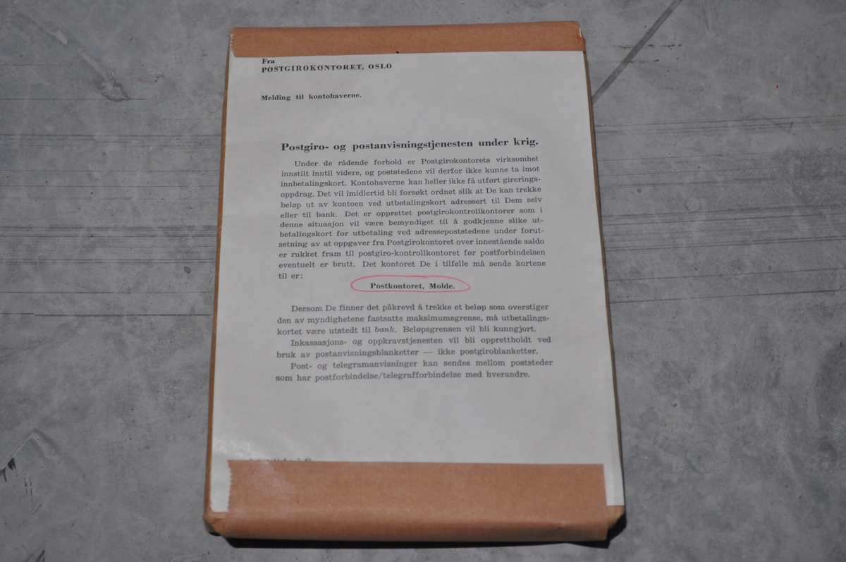 Beredskapskoffert for Postgiro Låsbar. Innhold i tilfelle krig.
Innhold:
1. Instruks for kontohavere
2. Instruks for postkontorer
3. Melding til postgirokontohavere
4. Innkortmelding, bl. 603
5. Utbetalingskort, bl. 570 B.
6. Gireringskort bl. 565 B
7. ..... bl. 784