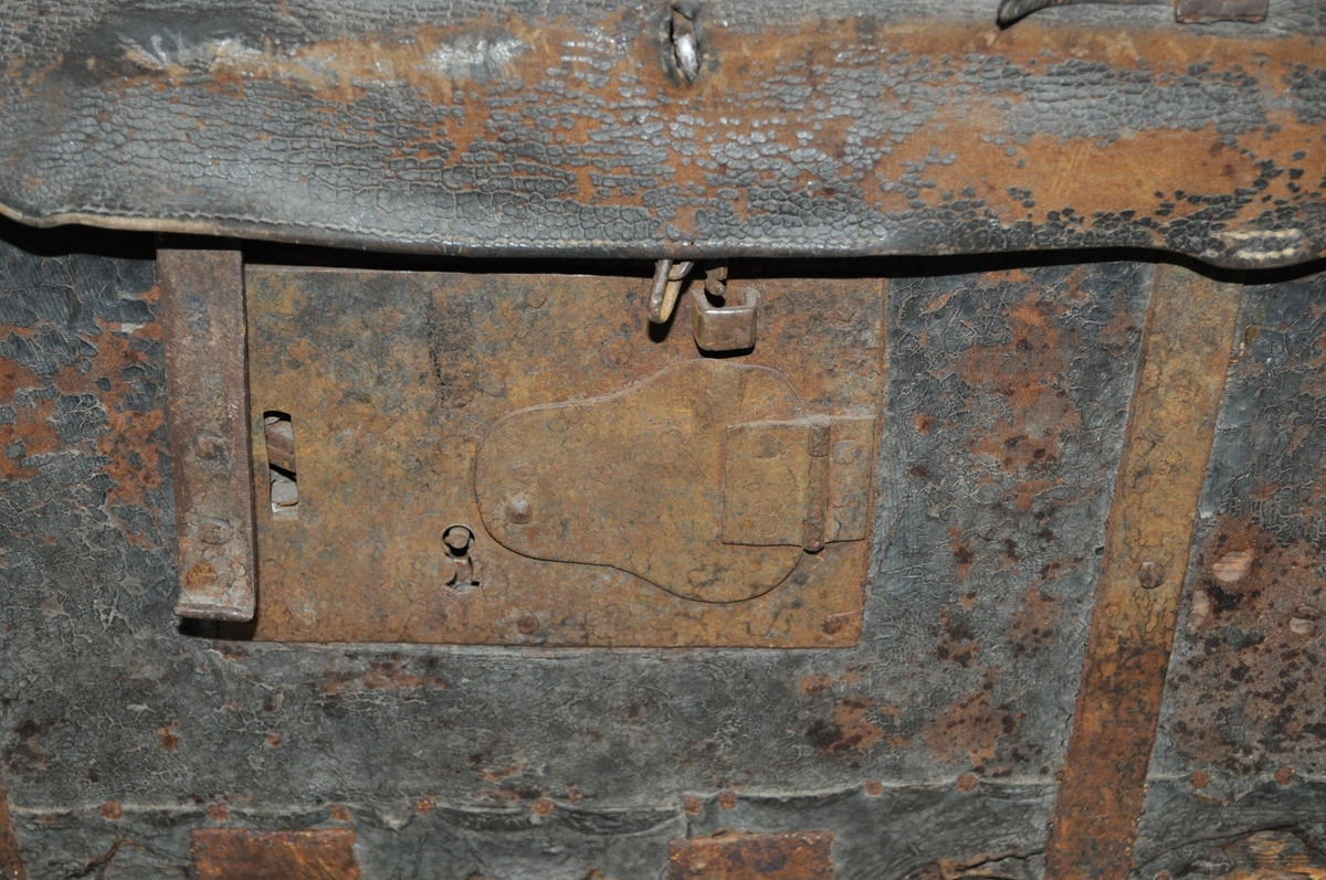 Kista er laget av treverk, kledd med lær utvendig. Jernbeslag på hjørner og rundt kista. Låskasse og ekstralås med kjetting.  Bærehåndtak i jern i endene.