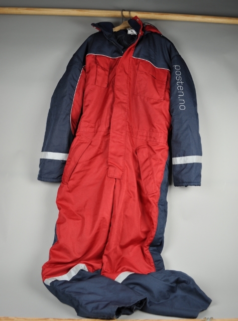 Varmedress med glidelås og lukking med borrelås.
Refleksbånd på armer og ben. Krage i fleece.
Størrelse S.
Dresses har hette og  bryst-, side og baklommer.