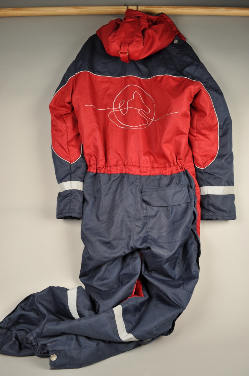 Varmedress med glidelås og lukking med borrelås.
Refleksbånd på armer og ben. Krage i fleece.
Størrelse S.
Dresses har hette og  bryst-, side og baklommer.