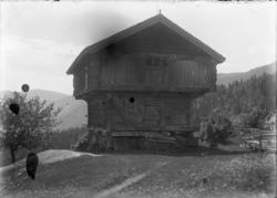 Rikard Berges fotoarkiv. Loft på Vestigard Tveit, Kviteseid.