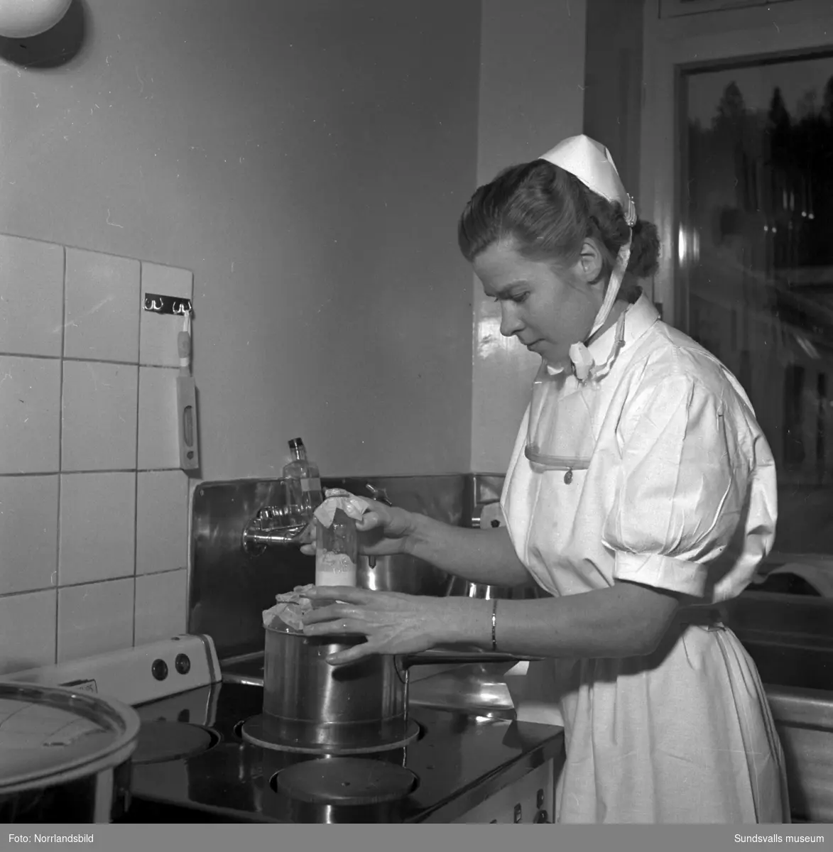 Nyblivna mammor på Sundsvalls sjukhus levererar överskottsmjölk till Stockholm. En sköterska steriliserar och förpackar mjölken.