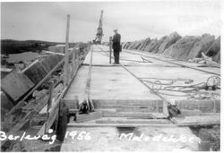 Svartoksmoloen, dekke legges.