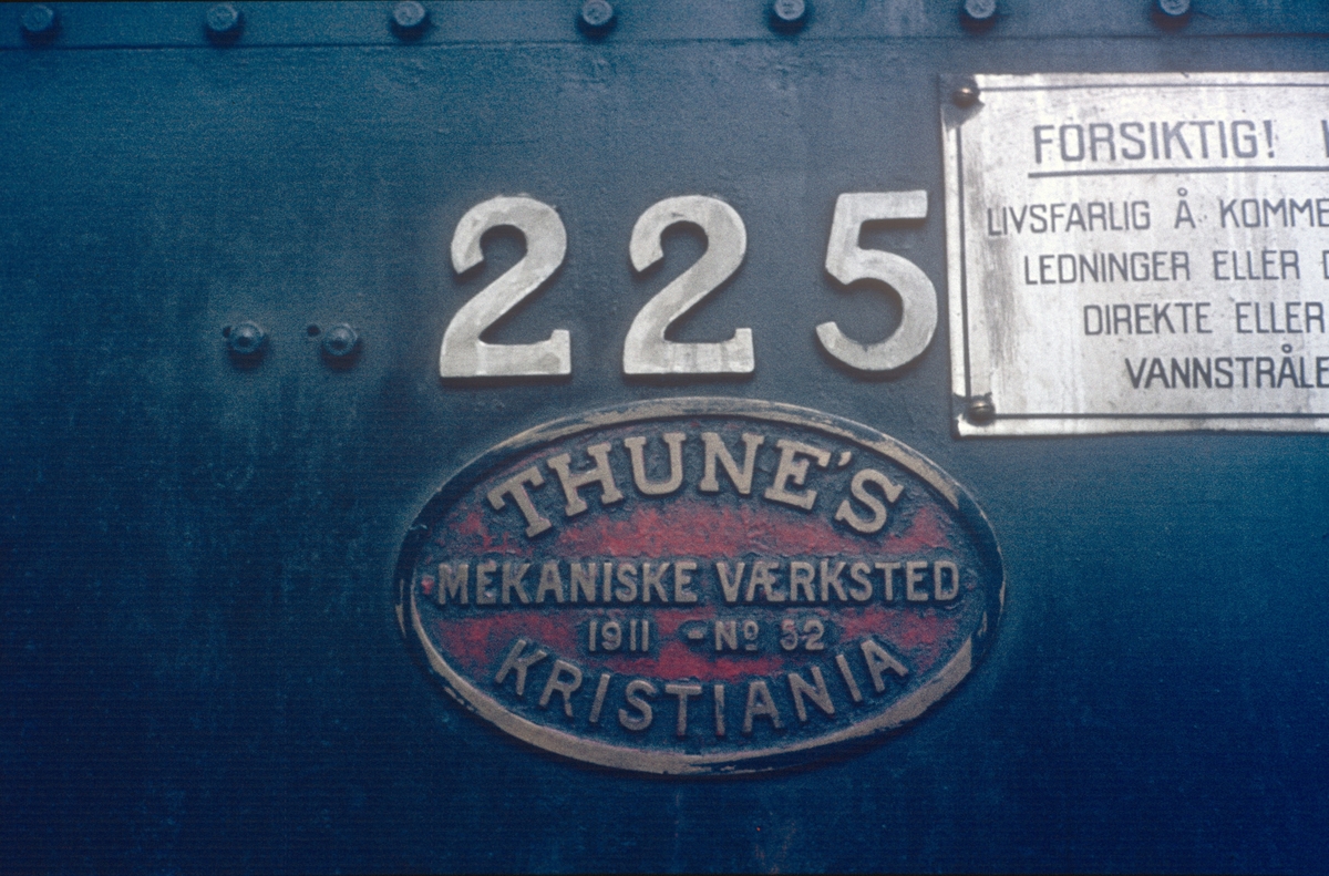 Fabrikkskilt og nummerskilt på damplok 21b nr. 225.
