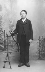 Portrett. Ung gutt i helfigur. Lars Johansen