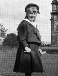 Ung jente ca 1930. Oslo? Samlingen har tillhørt Gert Faye-Gu