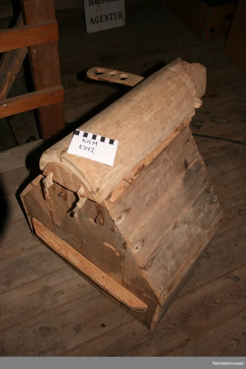 Form: Rektangulær, traktformet med utskåret renne
