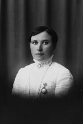 Portrett av Elvine Selnes. Tromsø 1916