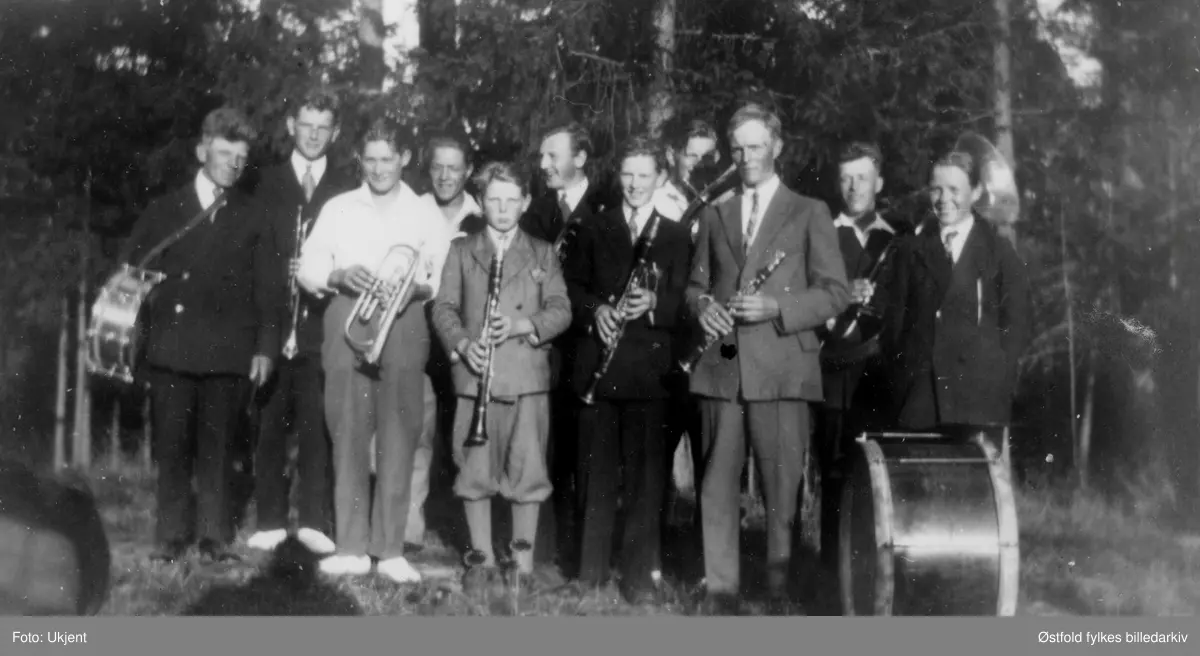 Varteig Musikkforening i 1934. 
Foran fra venstre: Thorleif Strømnes, Arthur Lunde, Olav Westgaard, Jens Belsby, Johan O. Lunde, Emil Bergerud, Anders Lunde, Are Mørkeseth, Hilmar Belsby, Johan Kultorp, Petter Belsby.