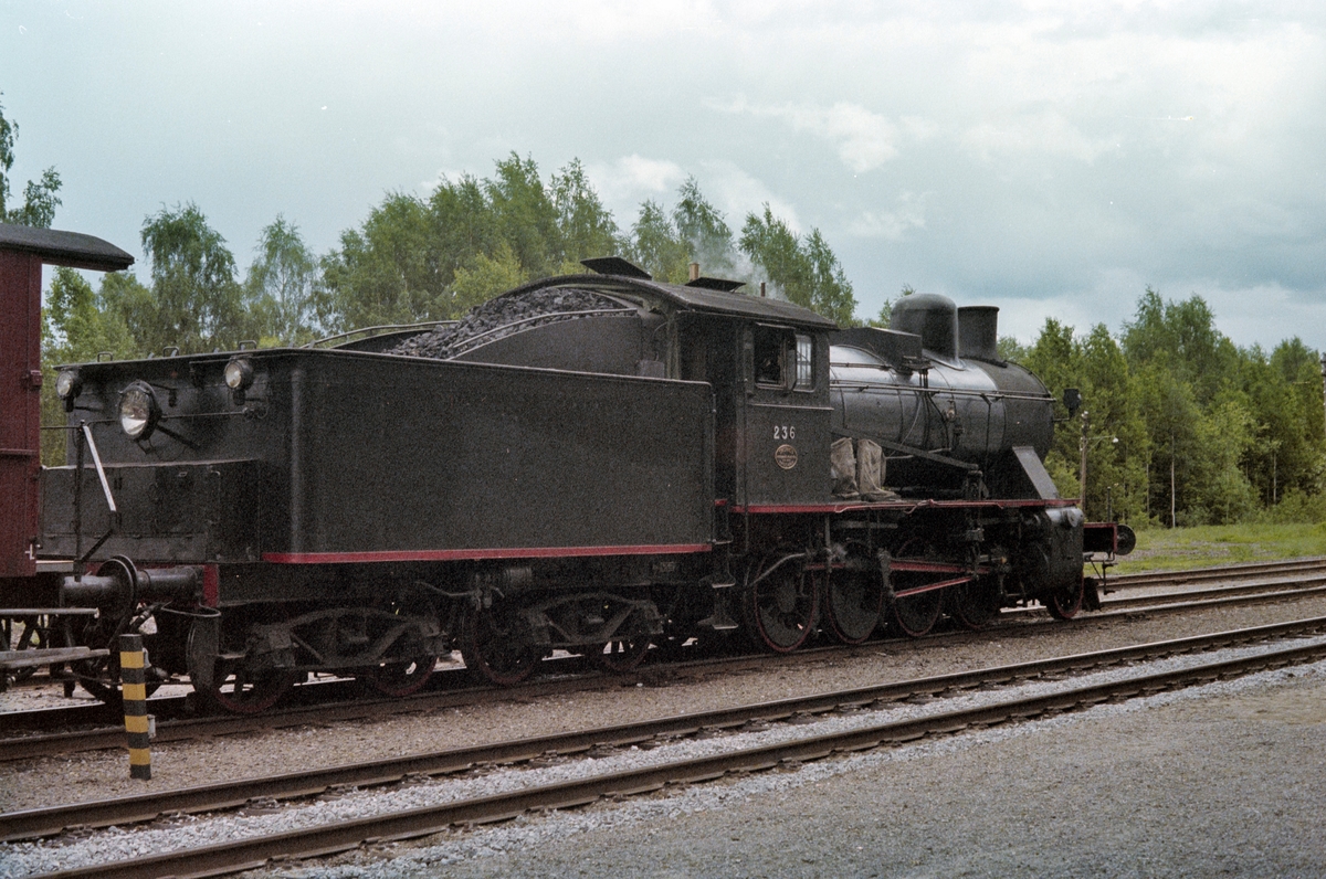 Veterantog på Flisa stasjon. Toget trekkes av damplokomotiv type 24b nr. 236.
