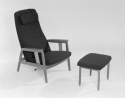 Lenestol med høg rygg (regulerbar), nakkepute og fotskammel.